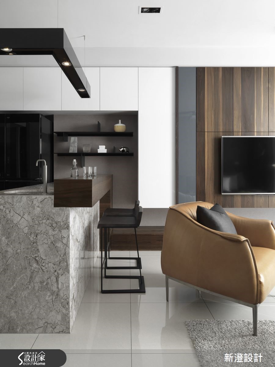 設計師為一家三口的 50 坪的預售屋，利用石材紋理與鏡